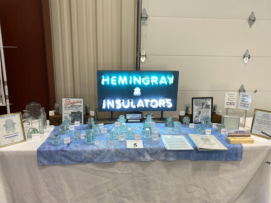 National Insulator Show Hemingray Display Of Rare Color By Arien