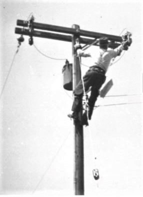 Vintage Photographs > Electric Utility Lineman on Pole Ready to Close ...